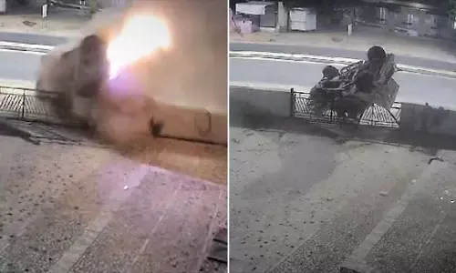 Rajasthan : कार 8 बार पलटी, चमत्कारिक ढंग से पांच यात्री सुरक्षित बच गए, बाद में चाय मांगी Rajasthan : कार 8 बार पलटी, चमत्कारिक ढंग से पांच यात्री सुरक्षित बच गए, बाद में चाय मांगी