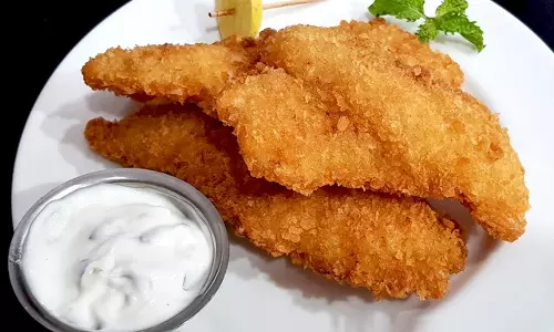 चीट की फिश फिंगर्स और रेनबो चिप्स रेसिपी