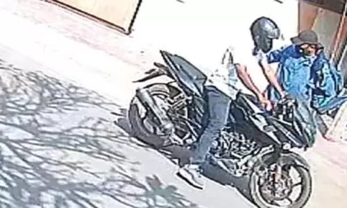 Coimbatore: एक टीचर के घर से कुछ ही मिनटों में 30 लाख के सोने के आभूषण चोरी Coimbatore: एक टीचर के घर से कुछ ही मिनटों में 30 लाख के सोने के आभूषण चोरी