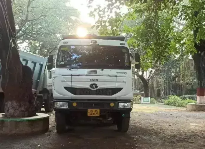 Baharagora: अवैध बालू लदे दो सोलह चक्का हाइवा पुलिस ने किया जप्त