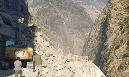 Uttarakhand: भारी भूस्खलन से भारत-चीन सीमा को जोड़ने वाली सड़क बंद Uttarakhand: भारी भूस्खलन से भारत-चीन सीमा को जोड़ने वाली सड़क बंद