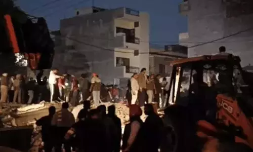 BIG BREAKING: 3 मंजिला इमारत गिरी, कई लोग मलबे में दबे
