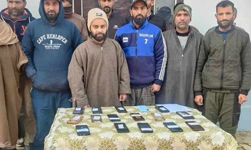 जम्मू-कश्मीर पुलिस की साइबर सेल ने Kulgam में बरामद किए 30 स्मार्टफोन