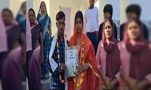 CG NEWS: प्रेमी जोड़े ने संविधान की किताब को साक्षी मानकर रचाई अनोखी शादी CG NEWS: प्रेमी जोड़े ने संविधान की किताब को साक्षी मानकर रचाई अनोखी शादी
