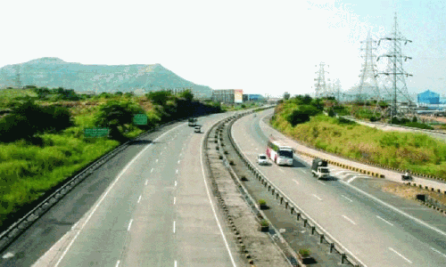 मुंबई पुणे एक्सप्रेसवे: आठ लेन का प्रस्ताव राज्य सरकार की मंजूरी का इंतजार मुंबई पुणे एक्सप्रेसवे: आठ लेन का प्रस्ताव राज्य सरकार की मंजूरी का इंतजार