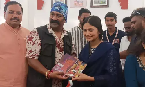 निर्देशक और कलाकार प्रवीण तारडे: गौतमी पाटिल को उपन्यास फकीरा उपहार में दिया