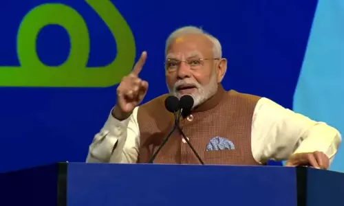 कुवैत में भारतीय प्रवासियों को संबोधित कर रहे PM मोदी, देखें VIDEO...