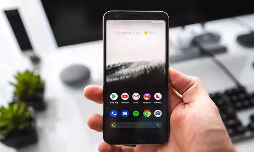 Smartphone Tips: अपना फोन किसी को देने से पहले ये 3 काम करें! Smartphone Tips: अपना फोन किसी को देने से पहले ये 3 काम करें!