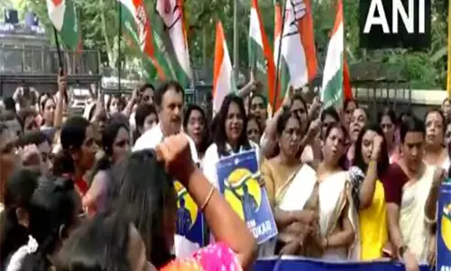 महिला कांग्रेस ने HM की अंबेडकर टिप्पणी के खिलाफ केरल राजभवन तक विरोध मार्च का किया नेतृत्व महिला कांग्रेस ने HM की अंबेडकर टिप्पणी के खिलाफ केरल राजभवन तक विरोध मार्च का किया नेतृत्व