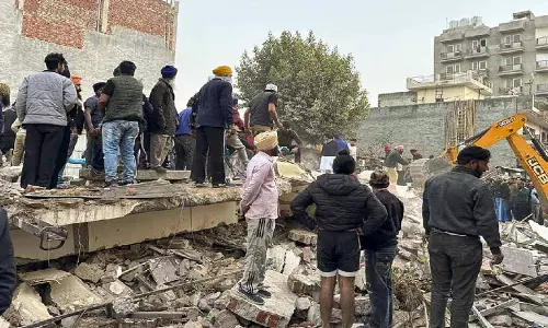 Punjab: चार मंजिला इमारत ढहने से 5 लोगों के फंसे होने की आशंका Punjab: चार मंजिला इमारत ढहने से 5 लोगों के फंसे होने की आशंका