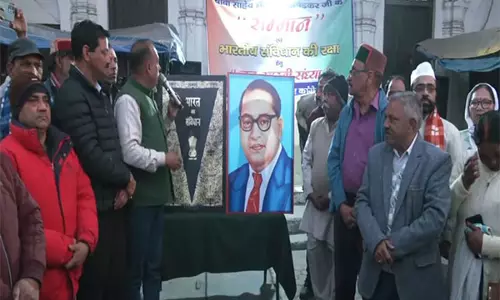 कांग्रेस ने देहरादून में BR Ambedkar के सम्मान में संविधान की आरती निकाली कांग्रेस ने देहरादून में BR Ambedkar के सम्मान में संविधान की आरती निकाली