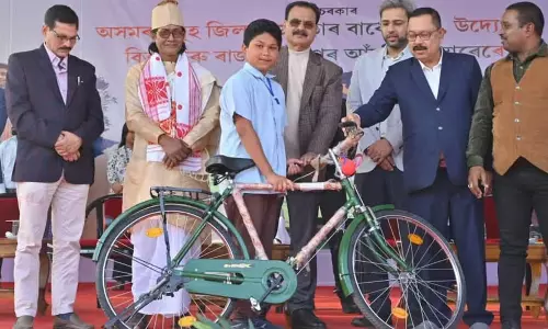 Assam : बारपेटा में छात्रों को स्कूटर, साइकिल और नकद पुरस्कार का वितरण