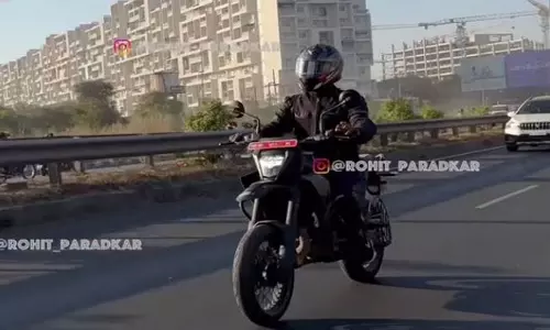 KTM 390 SMC R भारत में परीक्षण के दौरान दिखी, 2025 में होगी लॉन्च KTM 390 SMC R भारत में परीक्षण के दौरान दिखी, 2025 में होगी लॉन्च