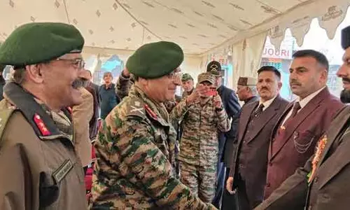 Jammu : लेफ्टिनेंट जनरल नवीन ने राजौरी का दौरा किया, कहा- सेना ने जम्मू में अपनी ऑपरेशनल मौजूदगी बढ़ाई Jammu : लेफ्टिनेंट जनरल नवीन ने राजौरी का दौरा किया, कहा- सेना ने जम्मू में अपनी ऑपरेशनल मौजूदगी बढ़ाई