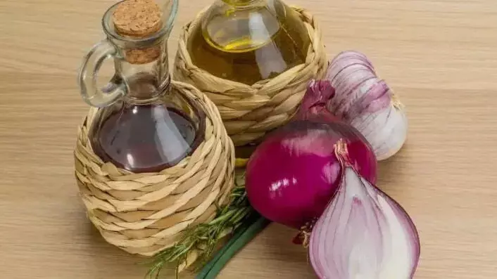 Homemade Oil For Hair Fall: आपके बाल भी झड़ने लगे हैं, प्याज और लौंग का उपाय करेगा मदद