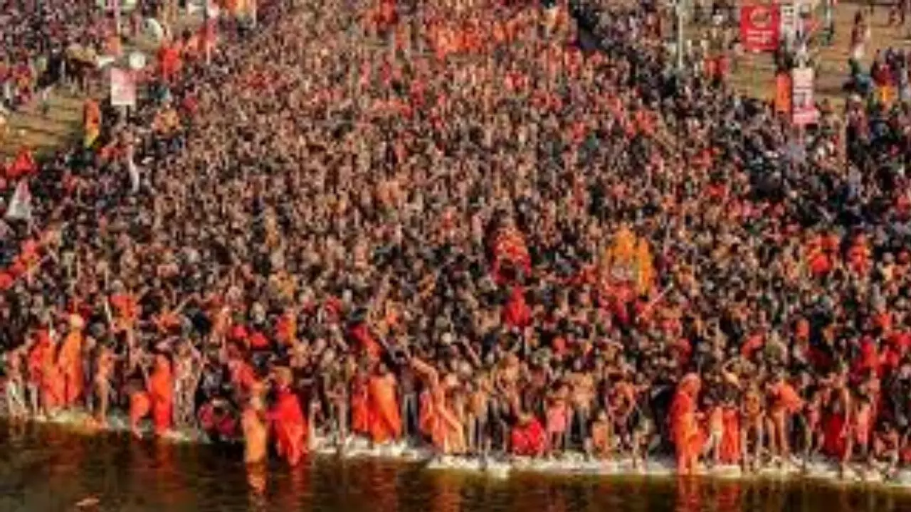 Maha Kumbh: राजनीतिक रंग लिए एक धार्मिक समागम