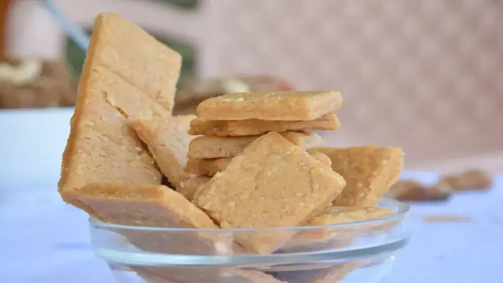 Nariyal Chikki: घर पर बनाएं, मिठास से भरपूर स्वादिष्ट नारियल चिक्की