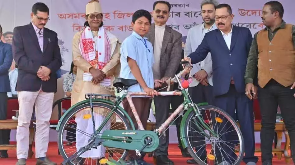 Assam सरकार ने बारपेटा में छात्रों को स्कूटर, साइकिल और नकद पुरस्कार देकर सशक्त बनाया