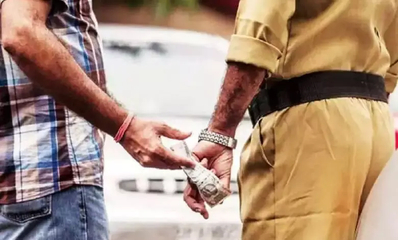 Karnataka : लोकायुक्त पुलिस बनकर अधिकारियों से पैसे मांगने के आरोप में एक व्यक्ति गिरफ्तार