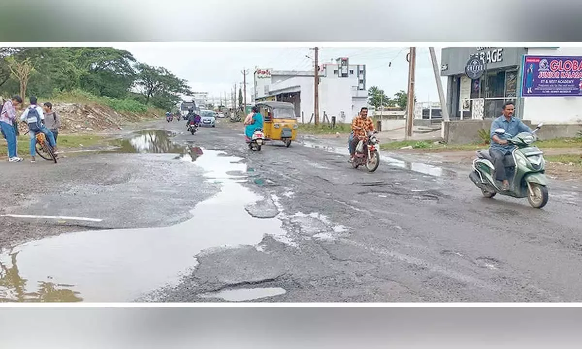 Andhra Pradesh: बारिश से सड़कें बुरी तरह क्षतिग्रस्त