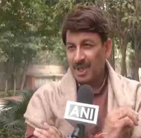 Manoj Tiwari ने चुनाव से पहले भाजपा की योजनाओं की नकल करने के लिए केजरीवाल की आलोचना की