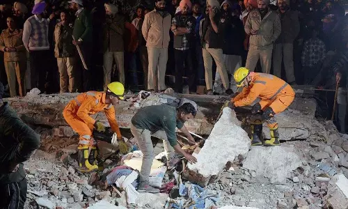 Mohali, इमारत ढहने से 20 वर्षीय महिला की मौत, 12 के फंसे होने की आशंका Mohali, इमारत ढहने से 20 वर्षीय महिला की मौत, 12 के फंसे होने की आशंका