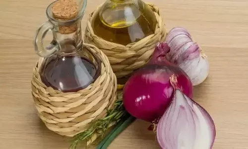 Homemade Oil For Hair Fall: आपके बाल भी झड़ने लगे हैं, प्याज और लौंग का उपाय करेगा मदद Homemade Oil For Hair Fall: आपके बाल भी झड़ने लगे हैं, प्याज और लौंग का उपाय करेगा मदद