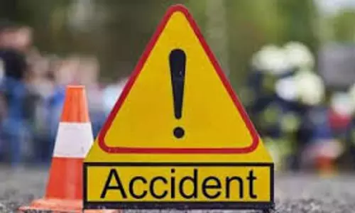 Haryana:  कंटेनर की टक्कर से टेंपो पलटा, सड़क पर बिखरे अंडे