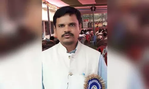 Odisha: संताली भाषा को समृद्ध करने का फार्मासिस्ट का जुनून Odisha: संताली भाषा को समृद्ध करने का फार्मासिस्ट का जुनून
