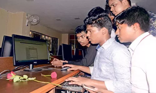 Tamil Nadu: तमिलनाडु के 4000 स्कूलों में इंटरनेट सेवा बंद हो सकती
