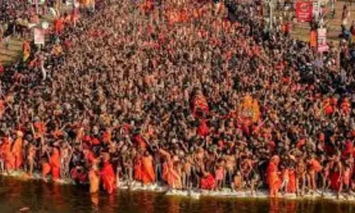Maha Kumbh: राजनीतिक रंग लिए एक धार्मिक समागम