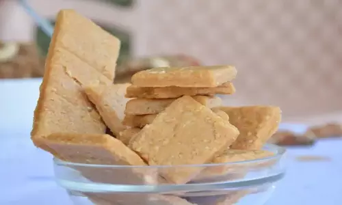 Nariyal Chikki: घर पर बनाएं, मिठास से भरपूर स्वादिष्ट नारियल चिक्की