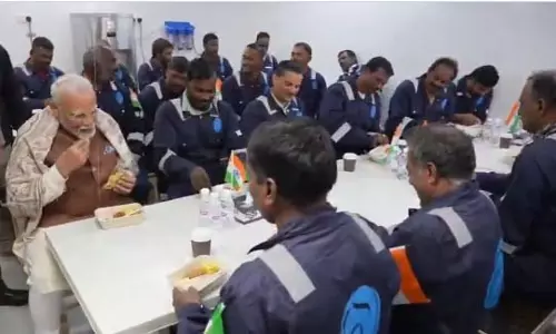 कुवैत में भारतीय श्रमिकों से मिले पीएम मोदी, वीडियो