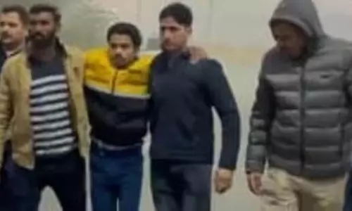 Noida: मुठभेड़ के बाद मोबाइल चोर गिरफ्तार Noida: मुठभेड़ के बाद मोबाइल चोर गिरफ्तार