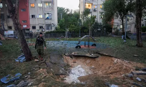 यमन से तेल अवीव पर रॉकेट हमला, 16 घायल