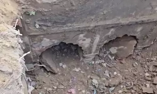 संभल में विशालकाय बावड़ी मिली, राजस्व विभाग ने की खुदाई संभल में विशालकाय बावड़ी मिली, राजस्व विभाग ने की खुदाई