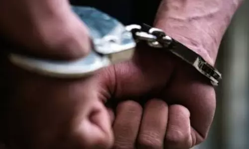 स्कूली छात्रा के सामने अश्लीलता, कार चालक गिरफ्तार