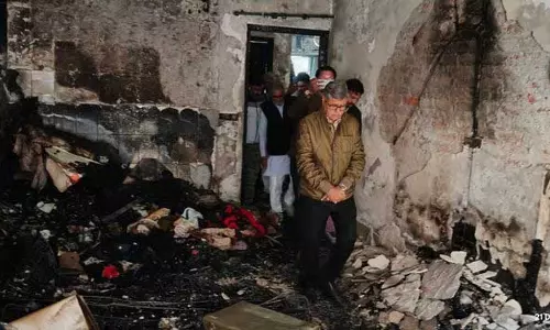 Haryana : बत्रा ने आग स्थल का निरीक्षण किया, पीड़ितों के लिए पर्याप्त राहत मांगी Haryana : बत्रा ने आग स्थल का निरीक्षण किया, पीड़ितों के लिए पर्याप्त राहत मांगी