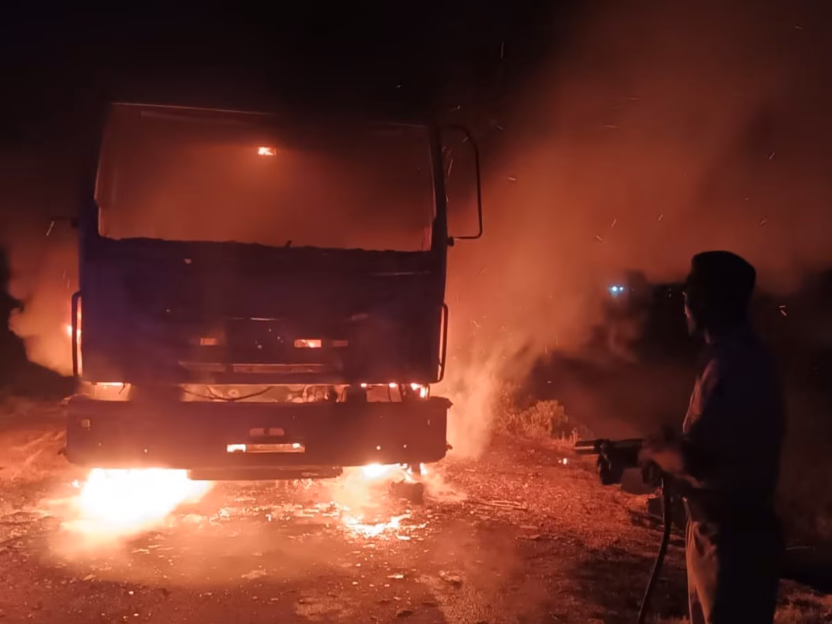 Damoh: खड़े ट्रक से टकराकर बाइक सवार की मौत , सात पर केस दर्ज ; लोगों ने फूंका ट्रक Damoh: खड़े ट्रक से टकराकर बाइक सवार की मौत , सात पर केस दर्ज ; लोगों ने फूंका ट्रक