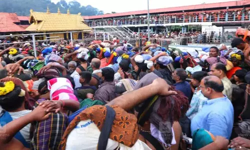 Kerala: सबरीमाला में मंडल पूजा के लिए ‘थंका अंकी’ जुलूस अरनमुला से शुरू हुआ Kerala: सबरीमाला में मंडल पूजा के लिए ‘थंका अंकी’ जुलूस अरनमुला से शुरू हुआ