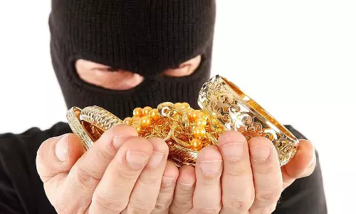 Karnataka: घर से 18.52 लाख रुपये के आभूषण चोरी