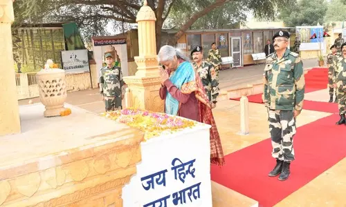 वित्त मंत्री निर्मला सीतारमण ने Jaisalmer में तनोटराय माता मंदिर में पूजा-अर्चना की