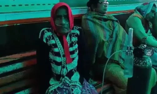 शर्म से लाल हुए एसडीएम, जब ऑक्सीजन लगाकर पेंशन के लिए पहुंची बुजुर्ग महिला