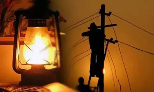 J&K: भीषण ठंड के बीच बिजली कटौती से जूझ रहे कश्मीरी J&K: भीषण ठंड के बीच बिजली कटौती से जूझ रहे कश्मीरी