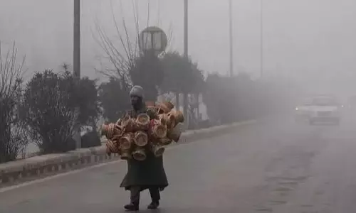 Kashmir: कश्मीरी गर्म रहने के लिए कांगड़ी और हमाम का सहारा ले रहे