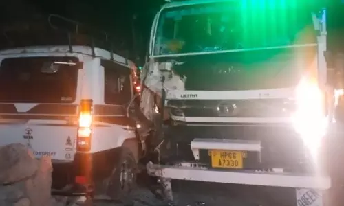 Mandi कुल्लू हाईवे पर ट्रक और टाटा सूमो के बीच भीषण टक्कर, पांच घायल