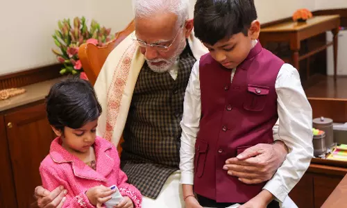 PM मोदी ने बृजमोहन के पोते-पोती को दुलारा