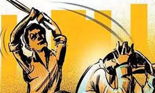 Lakhimpur Kheri: धारदार हथियार से युवक पर हमला , कई घायल Lakhimpur Kheri: धारदार हथियार से युवक पर हमला , कई घायल