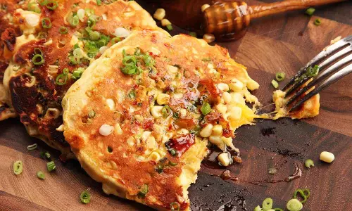 जले हुए मकई और हॉलौमी पैनकेक रेसिपी