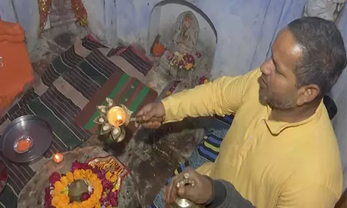 Sambhal के शिव-हनुमान मंदिर में पूजा-अर्चना के लिए उमड़े श्रद्धालु Sambhal के शिव-हनुमान मंदिर में पूजा-अर्चना के लिए उमड़े श्रद्धालु
